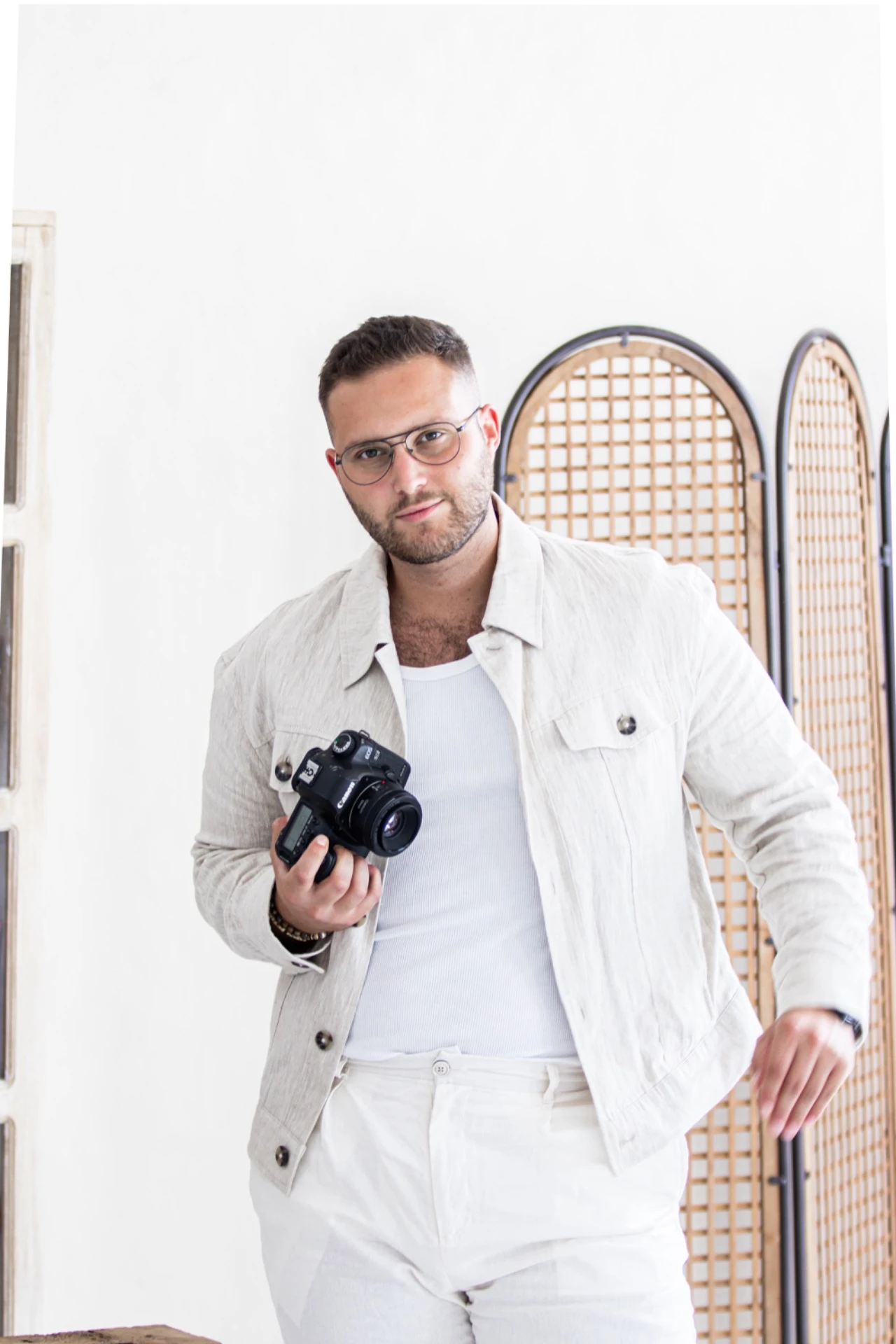 Zeffer Norbert fotográfus a kamerájával